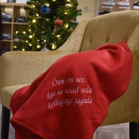 Punane pleed tikandiga